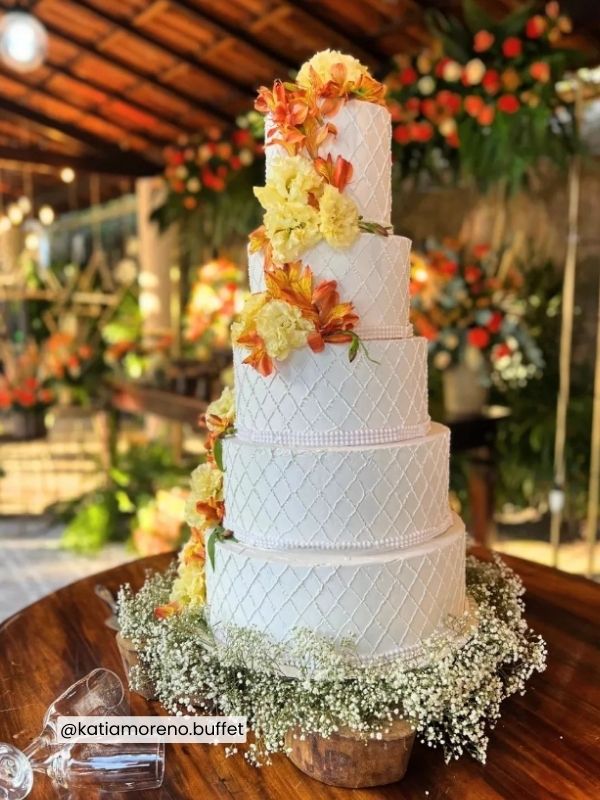 Bolo de casamento simples: veja ideias de como decorar, fazer bolos simples  